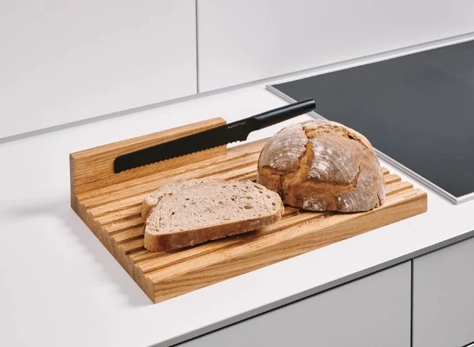 Brotschneidbrett Eiche inkl. Messer mit magnetischen Messerhalter 44x28x2,8 cm