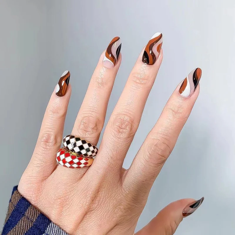 Kunstvoll verzierte Nagelverlängerungen Karnz