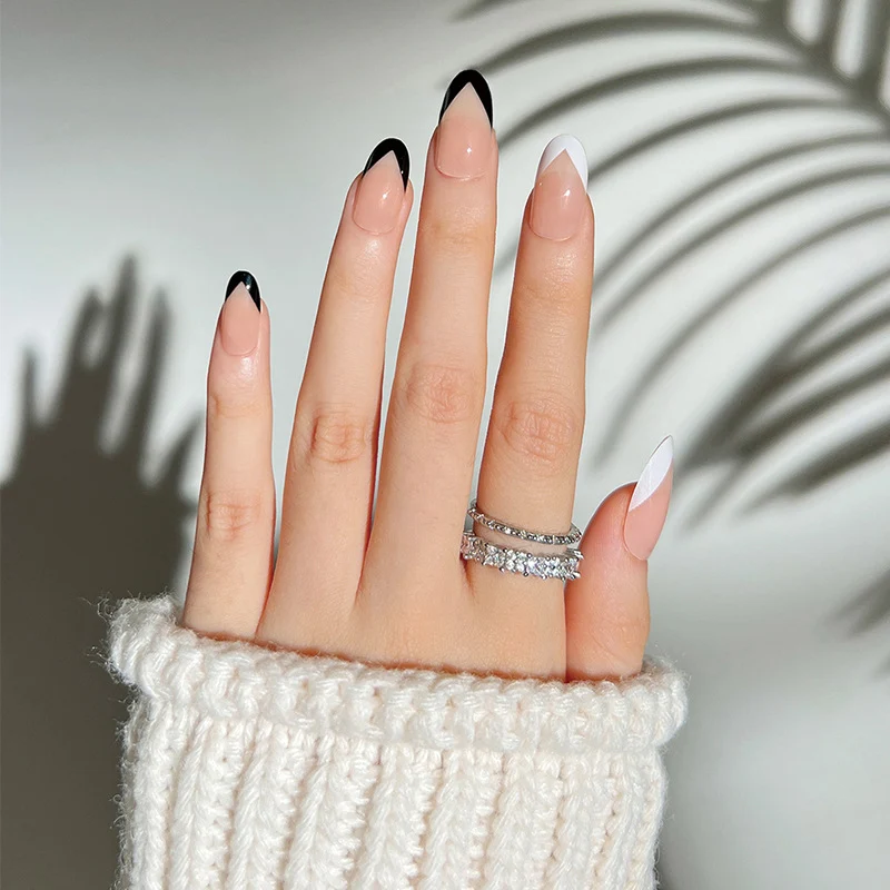Künstliche Stiletto-Nägel mit elegantem Design und Glamourverzierungen Karnz