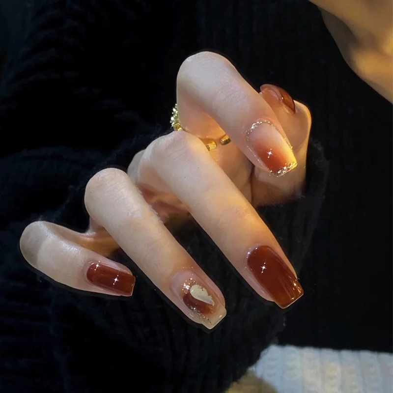 Elegante glänzende Press-On Nägel mit goldenen Glitzerakzenten Karnz