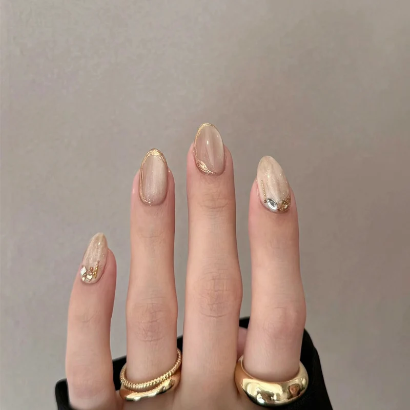 Elegante glänzende Press-On-Nagelset mit goldenen Akzenten Karnz