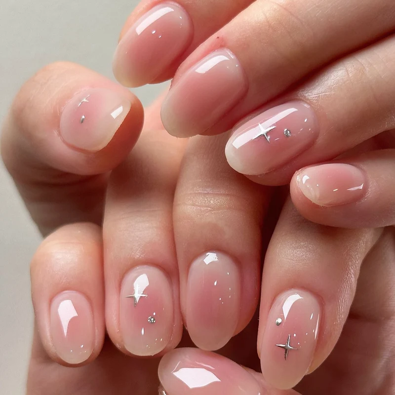 Elegante Glänzende Nail Tips mit Subtilen Sternakzenten Karnz