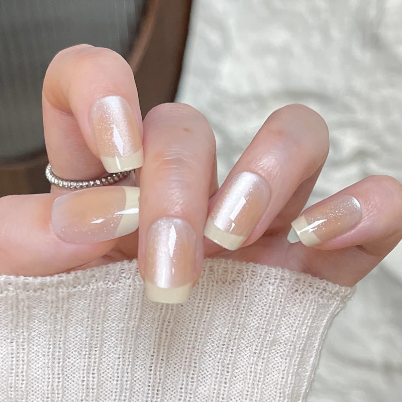 Elegante French Tip Press-On Nägel mit Schimmer-Effekt Karnz