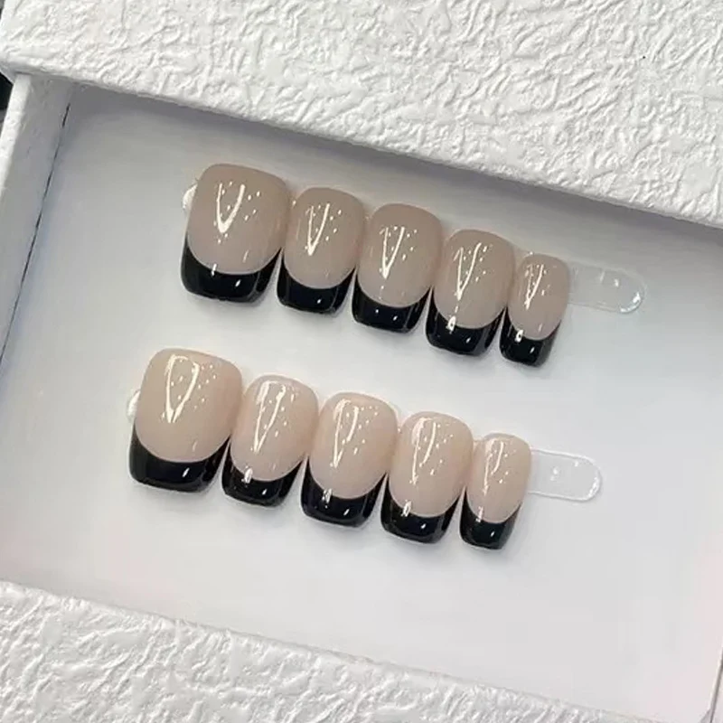 Elegante French Tip Drucknägel mit hochglänzendem Finish Karnz