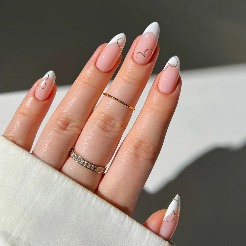 Elegante French Tip Press-On Nails mit Herz-Akzenten Karnz