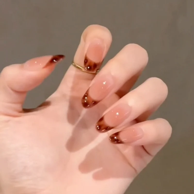 Elegante französische Spitzen-Nagelmodellagen mit Gradient-Design Karnz