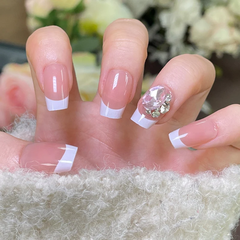 Elegante Französische Spitzen-Presse-Nägel mit dekorativem Strass-Akzent Karnz