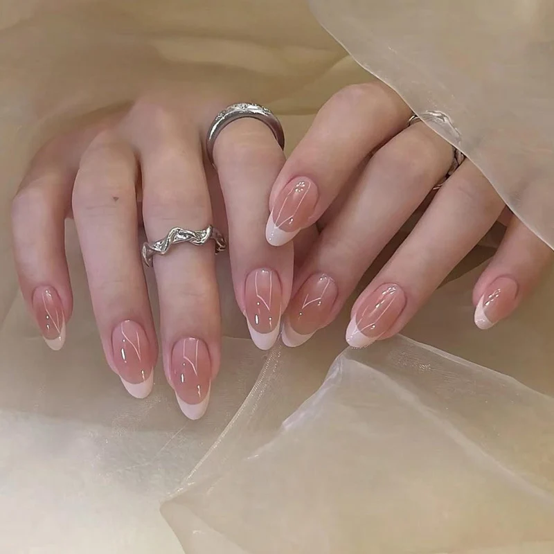 Elegante French Tip Aufklebenägel Karnz 1789388962