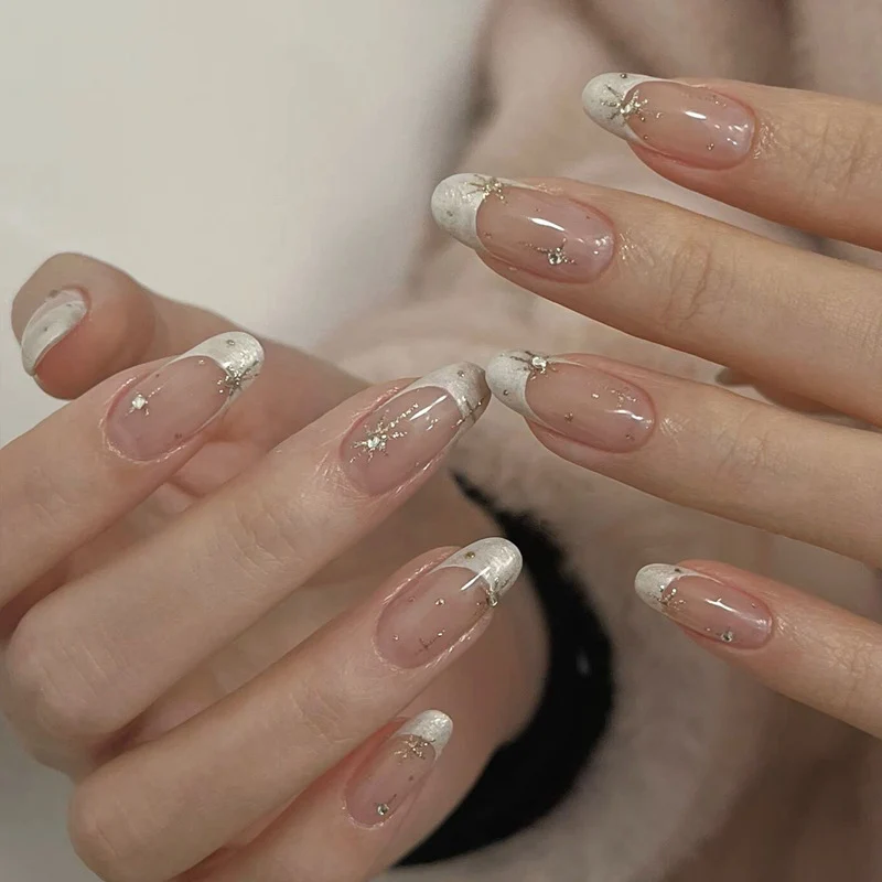 Elegantes French Tip Press-On Nail Set mit Glitzerakzenten Karnz