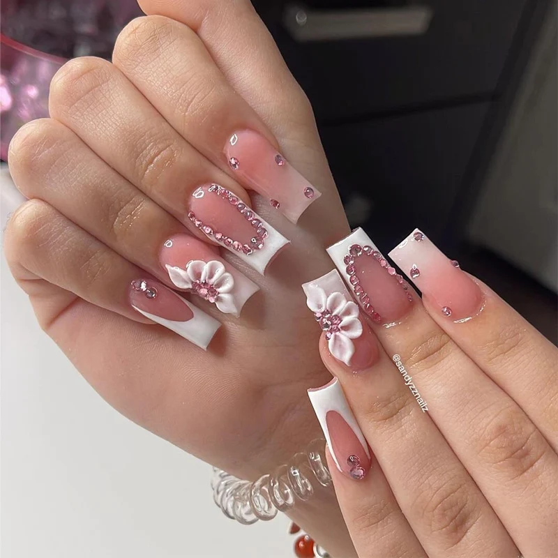 Elegante florale Press-On-Nagelset mit Strass-Akzenten Karnz