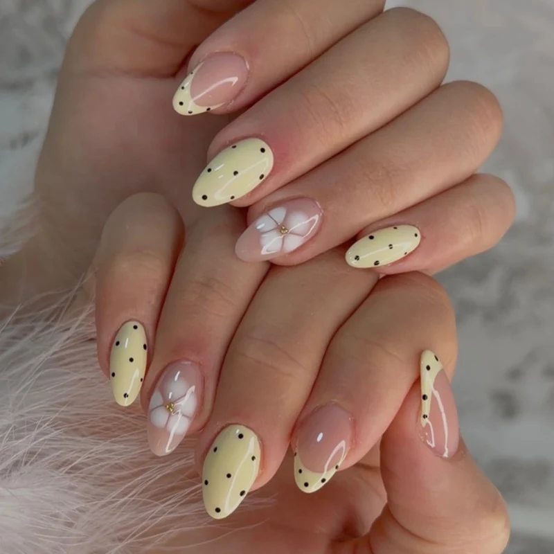 Elegantes Blumendesign für Press-On Nägel Karnz