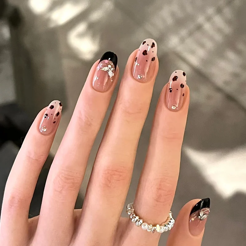 Künstlerisches Press-On-Nagelset mit floralen und Strassakzenten Karnz