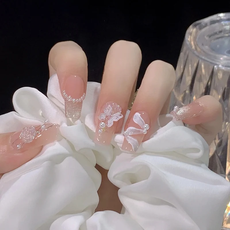 Künstlerisches Press-On-Nagelset mit eleganten Blumen- und Schmetterlingsdesigns Karnz