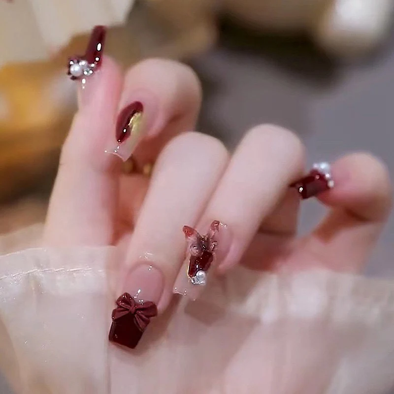 Künstlerisches Press-On-Nageldesign-Set mit elegantem Geschenkmotiv Karnz