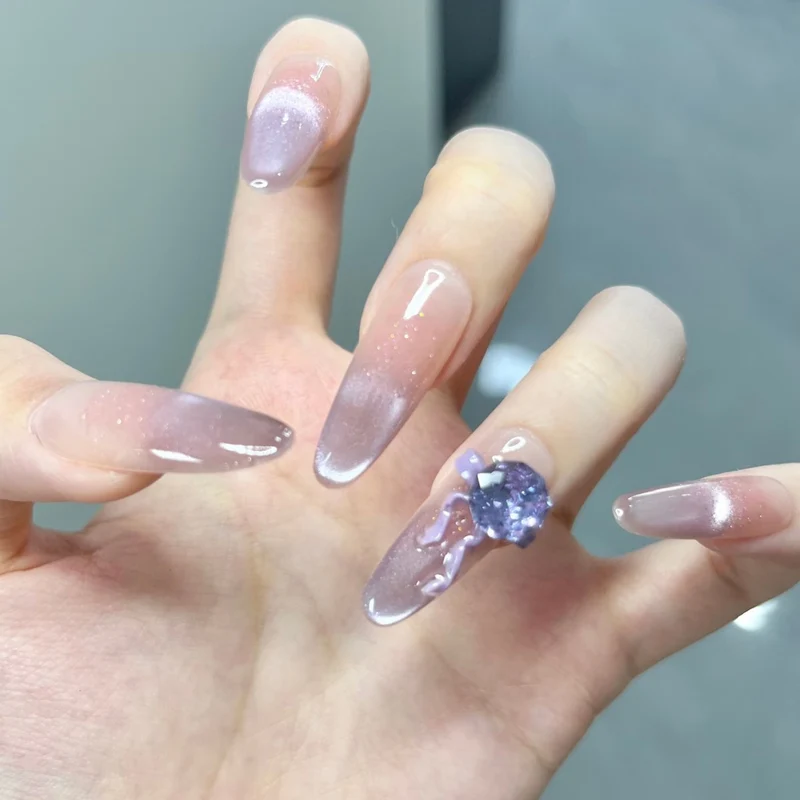 Künstlerisches Ombre Press-On Nageldesign mit Kristallakzent Karnz