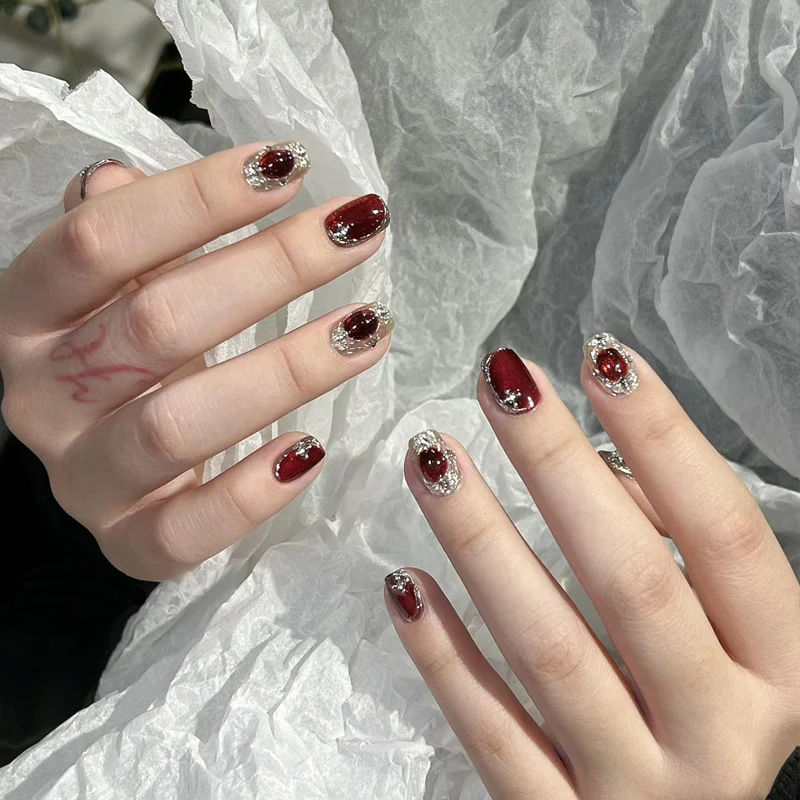 Künstlerisches Maniküre-Nagelset mit funkelnden silbernen Akzenten Karnz
