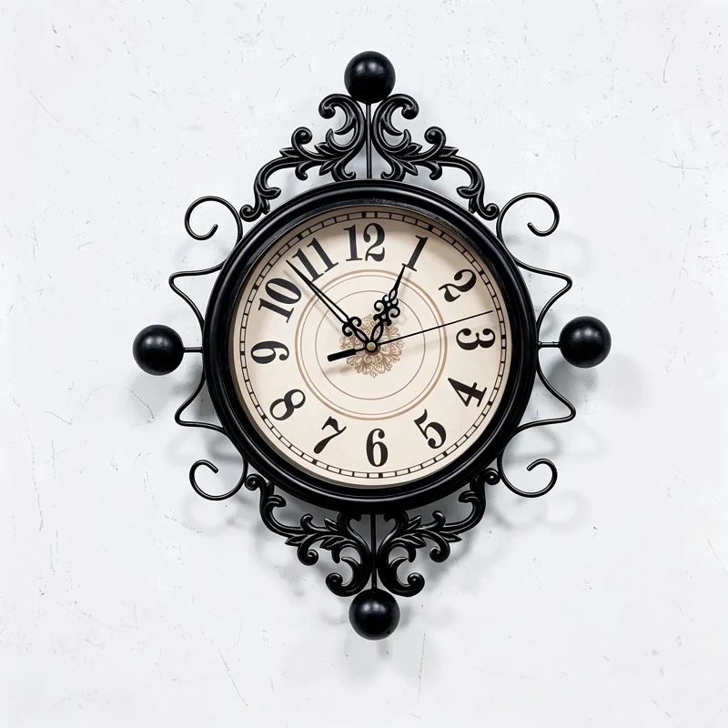 Vintage Dekorative Wanduhr mit Ornamentalem Design Karnz