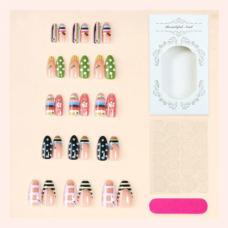 Kunstnagelset mit bunten Mustern und kreativen Designs Karnz