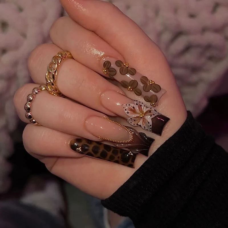 Kunstnageldesign mit floralen Akzenten und eleganten Details Karnz