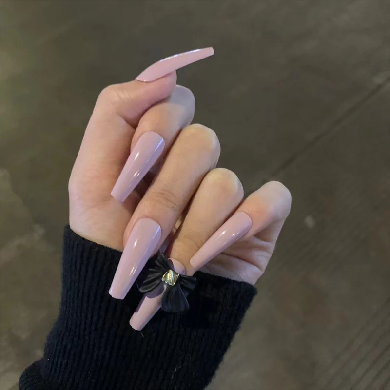 Kunstvolle Stiletto-Nägel mit eleganter Verzierung Karnz