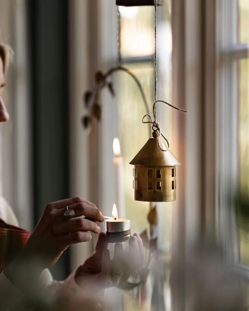 Hängendes Windlicht Haus – Messing