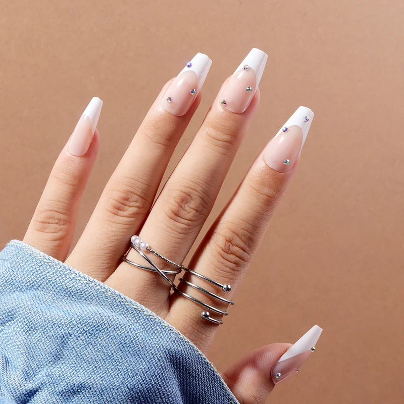 Elegante ikonische French Tip Press-On Nägel mit Strass-Akzenten Karnz