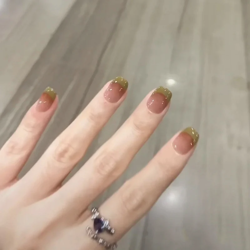 Elegante French Tip Press-On Nägel mit perlmuttartiger Oberfläche Karnz