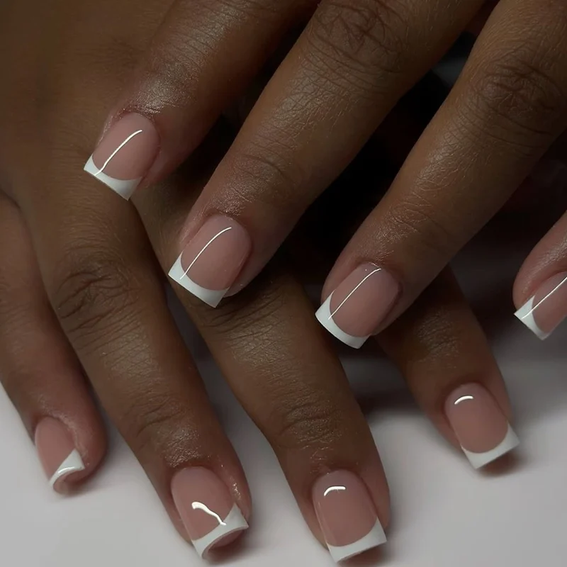 Elegante French Tip Press-On Nagelkunst Karnz