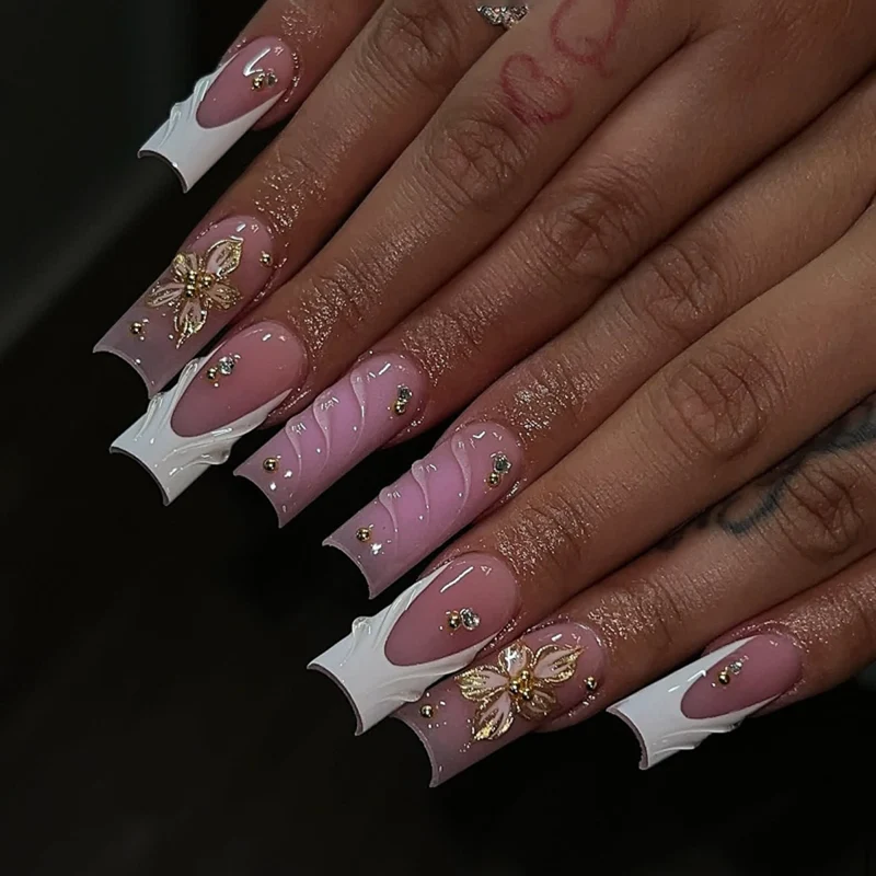 Glamouröse Gel-Nägel mit floralem Akzent und Glitzerdetails Karnz