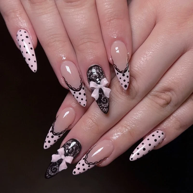 Elegante und kunstvolle Stiletto-Nägel mit Spitzen und Schleifen Karnz
