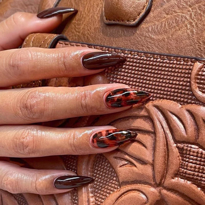 Elegante Stiletto-Nägel mit tierischem Design Karnz