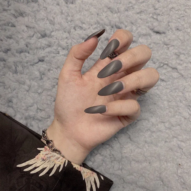 Elegante Stiletto-Nägel mit mattem Finish Karnz