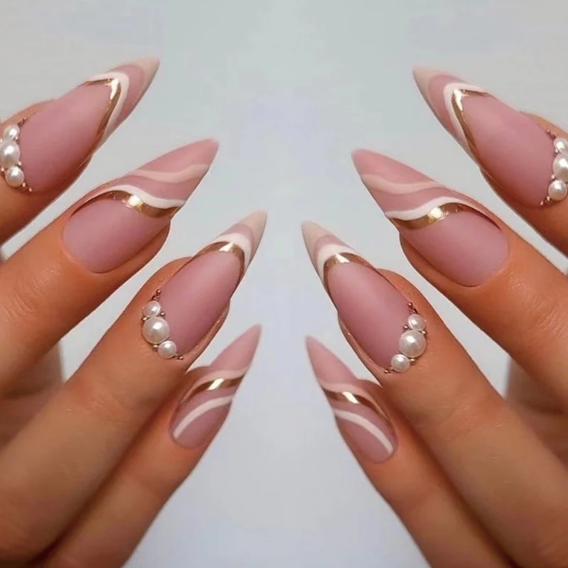 Kunstvolle Stiletto-Nägel mit elegantem Wellen-Design Karnz