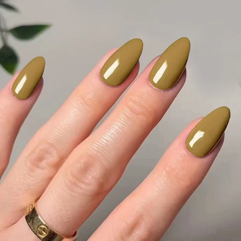 Kunstvolle Stiletto-Nägel mit elegantem Hochglanz-Finish Karnz