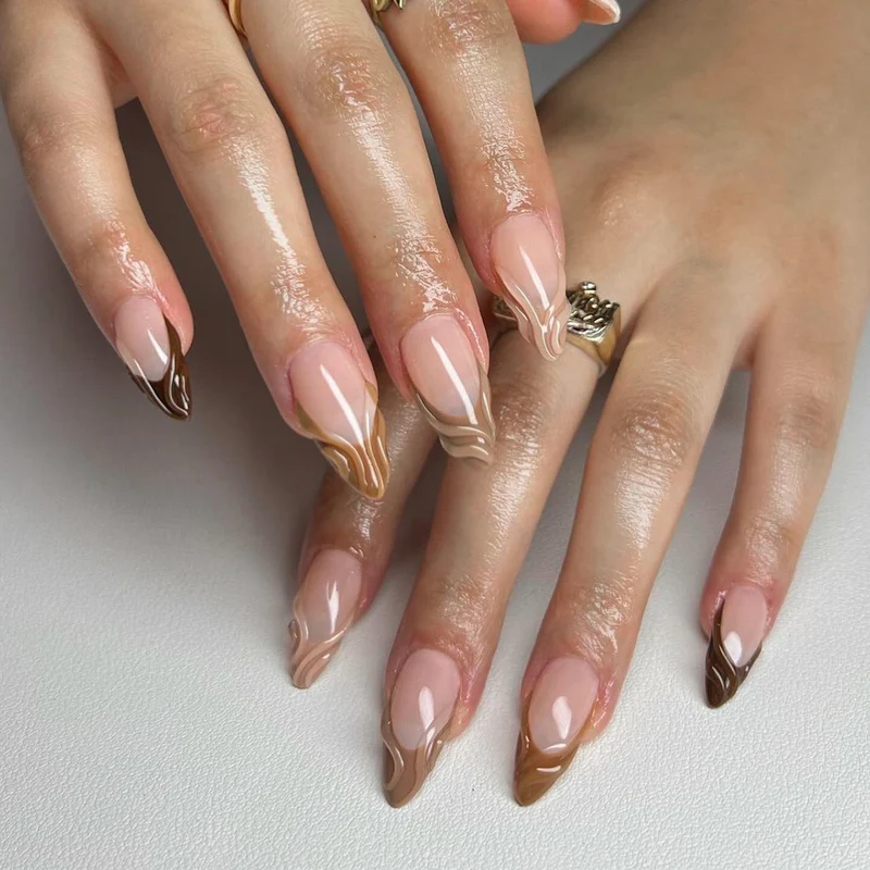 Kunstvolle Stiletto-Nägel mit elegantem Farbverlauf und Glitzerakzenten Karnz