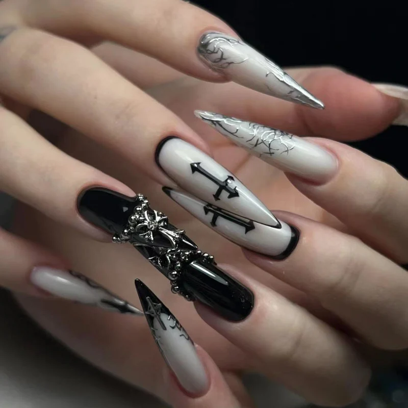 Kunstvolle Stiletto-Nägel mit einzigartigen 3D-Details und eleganten Akzenten Karnz