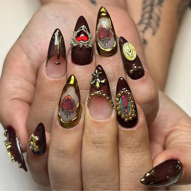 Kunstvolle Stiletto-Nägel mit detaillierten Verzierungen Karnz