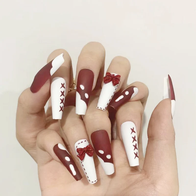Kunstvolle Stiletto-Nägel mit Dekor und Glitzer Karnz