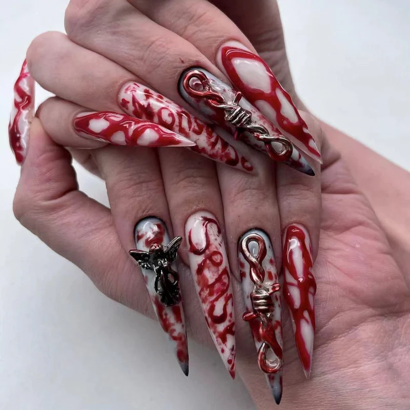 Kunstvolle Stiletto-Nägel mit Blut-und-3D-Design Karnz