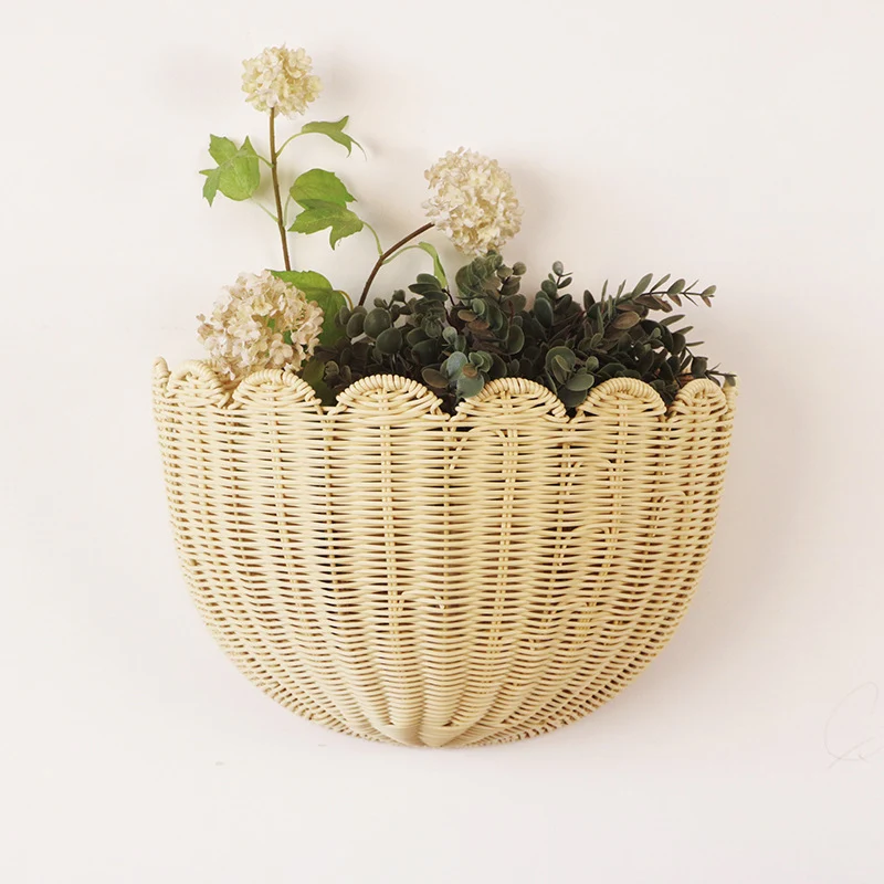 Dekorativer Blumenkorb aus geflochtenem Material Karnz