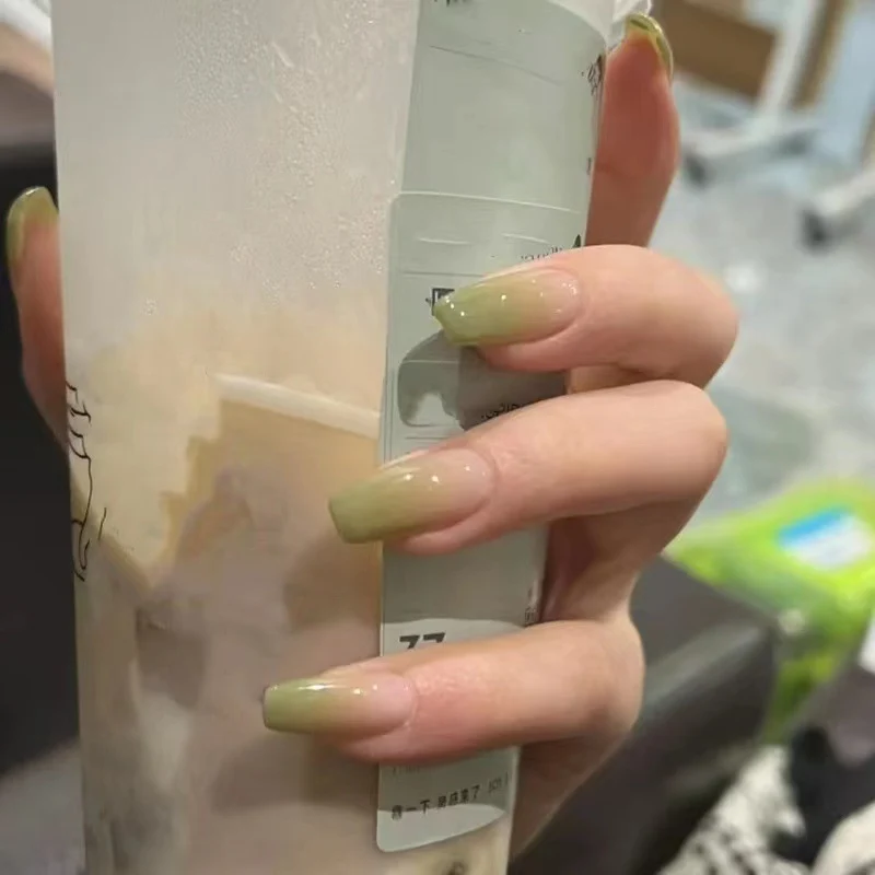 Elegante und hochglänzende Gel-Nägel Karnz