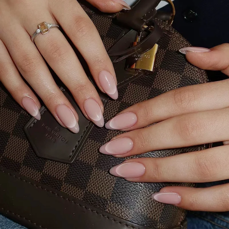 Elegante Stiletto Kunstnägel mit French-Spitze Karnz