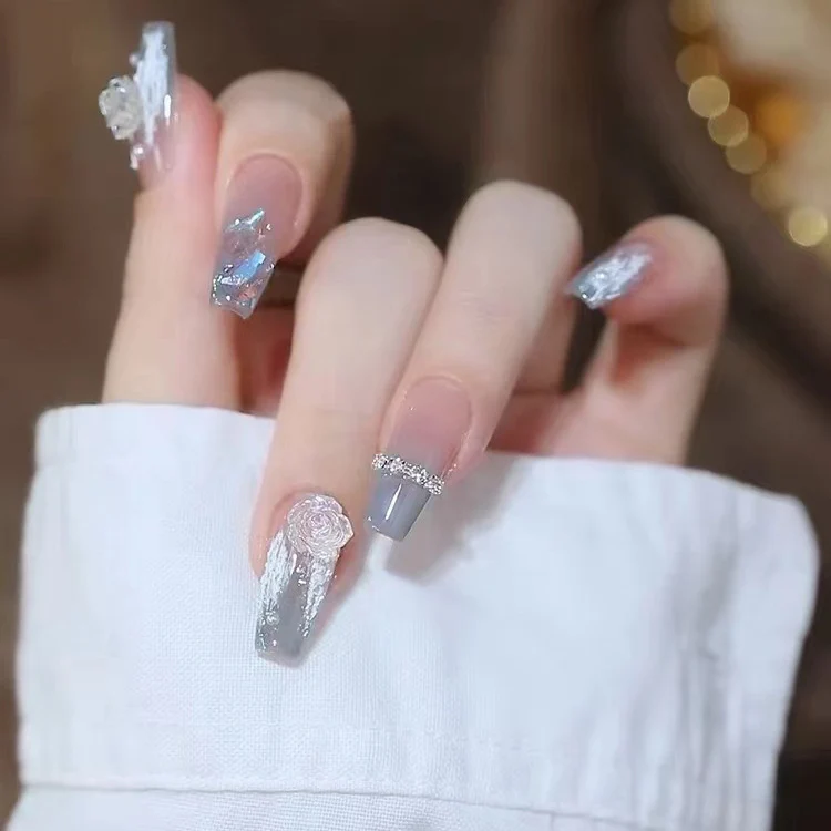 Nägel mit 3D Blüten und Glitzer Karnz