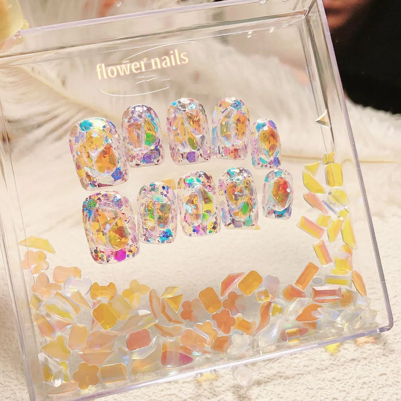 Kunstvolle Nagelspitzen mit Glitzerakzenten Karnz