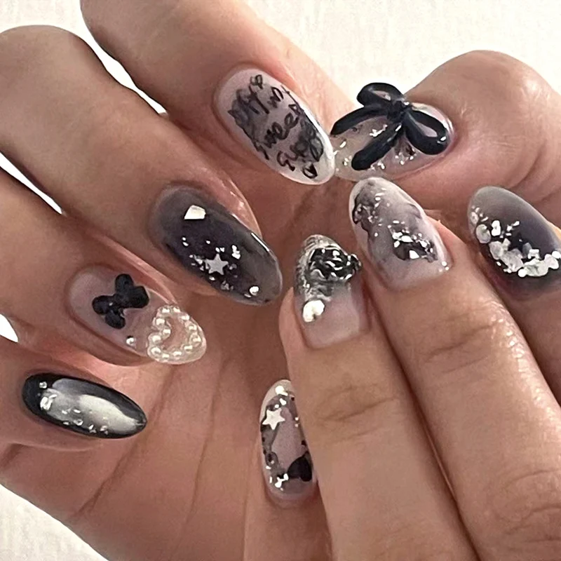 Künstliche Nagelkunst mit einzigartigem Schwarz-Weiß-Design Karnz