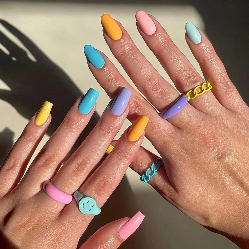 Künstliche Nagelkunst mit bunten Designs Karnz