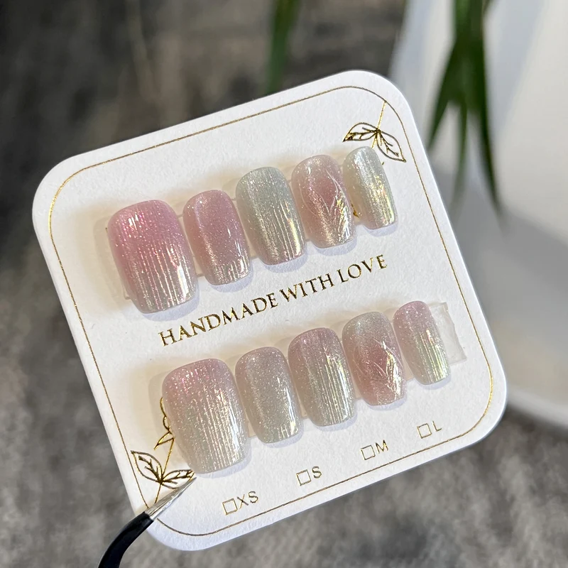 Künstliche Nagelkunst im schimmernden Design Karnz