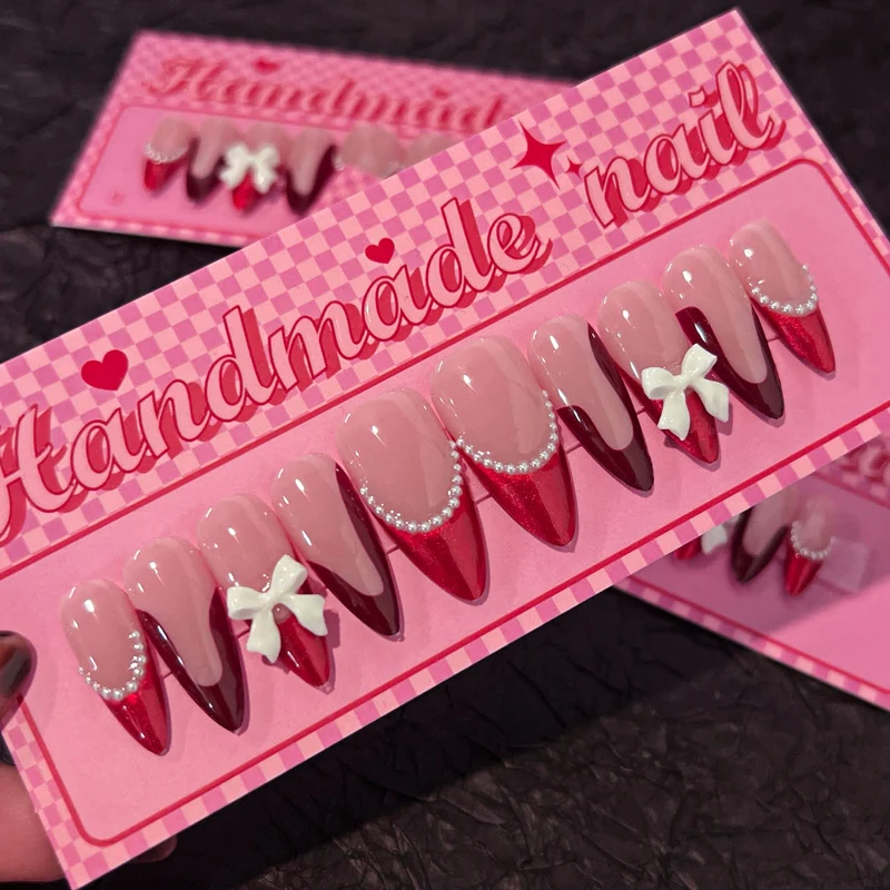 Künstliche Acryl-Nägel mit detailreichen Blütenakzenten Karnz