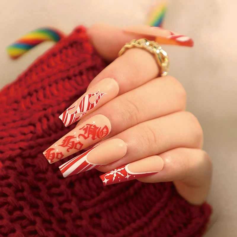 Künstlerische Nagelverlängerungen im festlichen Design Karnz