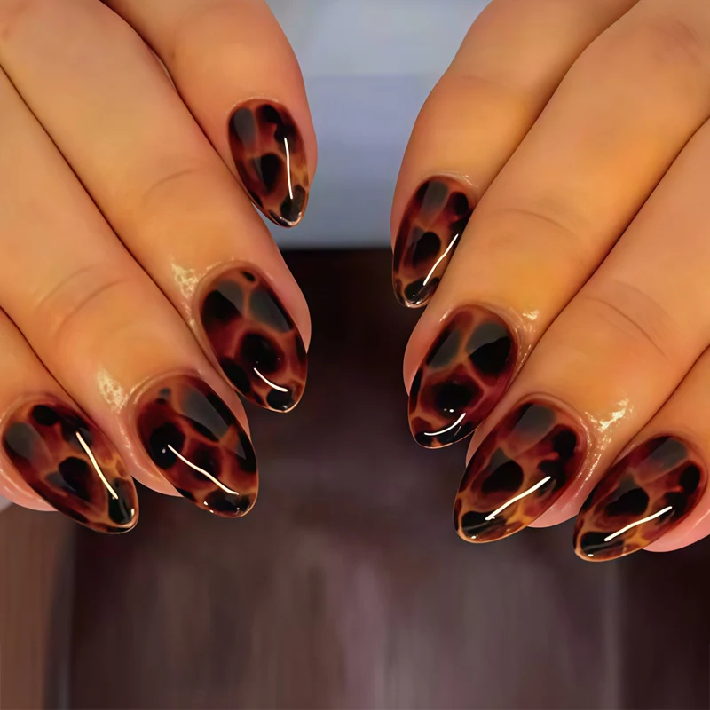 Glänzende Stiletto-Nagelspitzen mit Leopardenmuster-Design Karnz